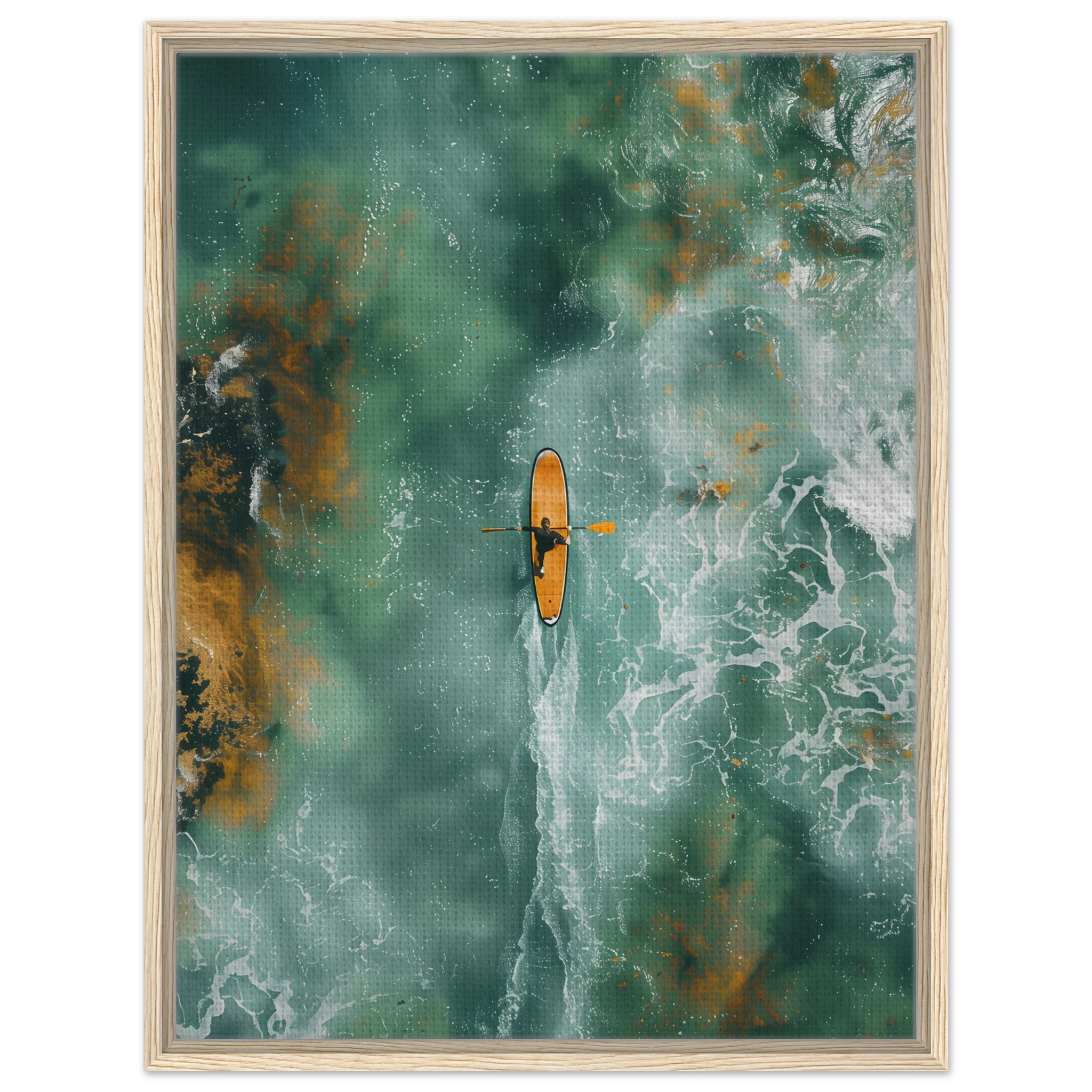 Gerahmtes Wandbild: Luftaufnahme eines SUP Boarders im türkis-orangen Ozean. Heller Holzrahmen. Auf Leinwand gedruckt