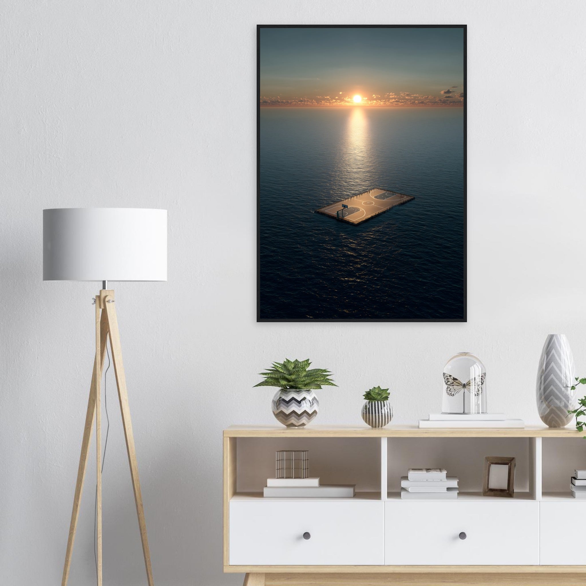 Großformatiges Wandbild über dem Sofa: Die Zentralperspektive des Basketballplatzes auf dem Meer zieht den Blick in die Tiefe und vergrößert optisch den Raum. Die warme Lichtstimmung des Sonnenuntergangs sorgt für ein gemütliches Ambiente im Wohnbereich.