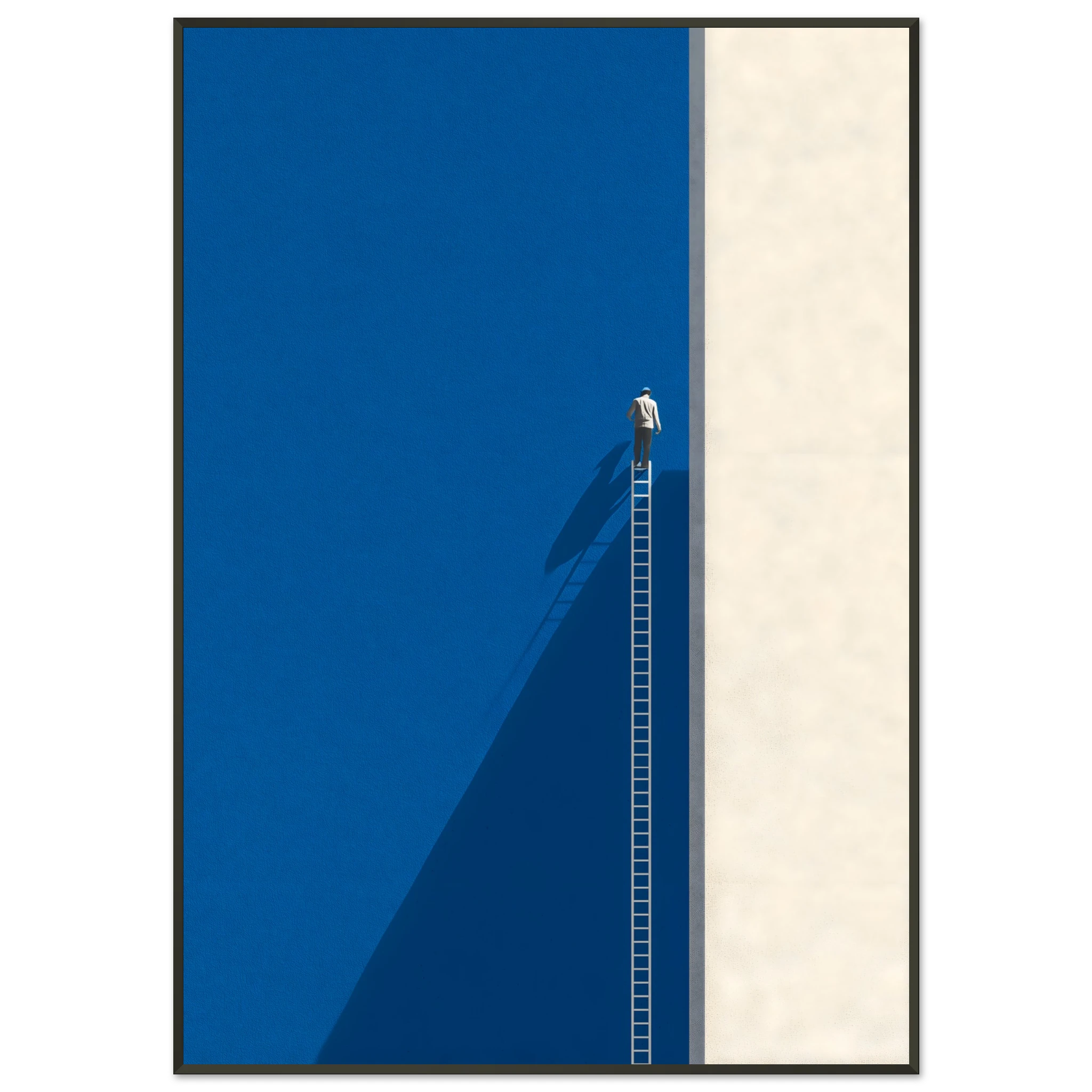 Minimalistisches Poster einer Figur auf einer langen Leiter vor einer hohen blauen und beigen Wand. Poster im schwarzen Holzrahmen