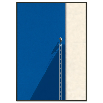 Minimalistisches Poster einer Figur auf einer langen Leiter vor einer hohen blauen und beigen Wand. Poster im schwarzen Holzrahmen
