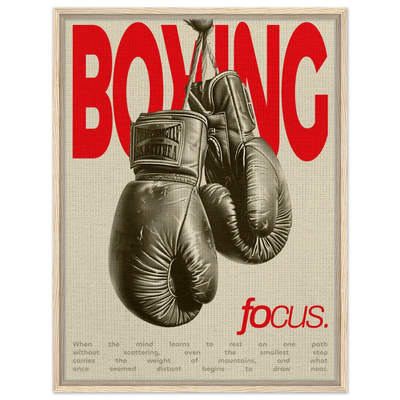 Boxing Wandbild: Vintage Boxhandschuhe hängend dargestellt mit großem roten 'BOXING' und 'focus' Schriftzug auf beigem Hintergrund. Gerahmter Leinwanddruck mit hellen Holzrahmen.