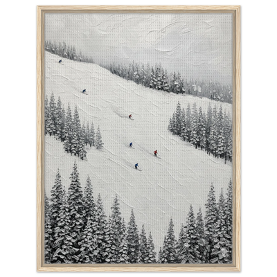 Strukturiertes Wandbild Skipiste mit Skifahrern und verschneiten Tannen in hellem Holzrahmen – Winterlandschaft Kunst - Minimalistisch