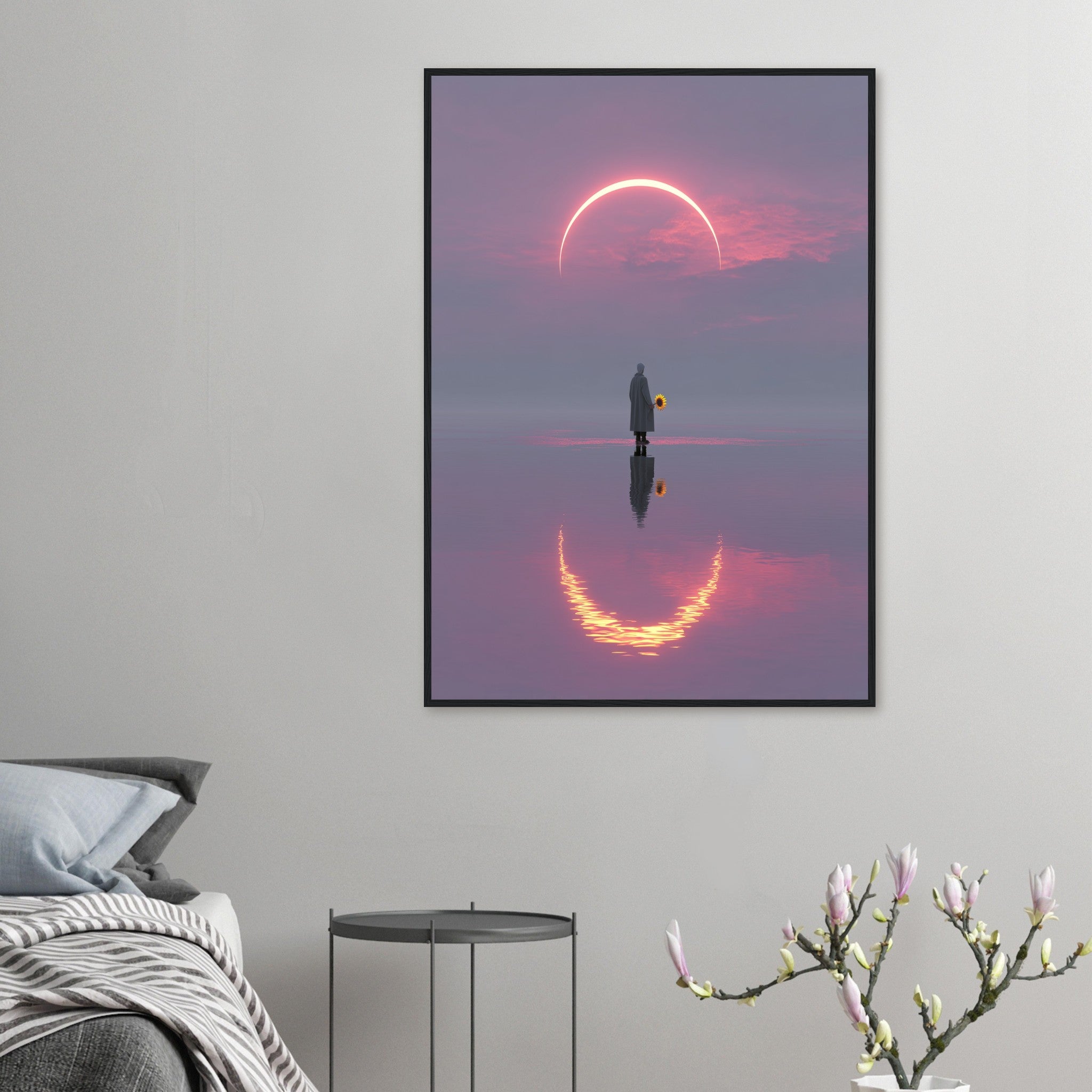 Modernes Wandbild in lila Farbtönen im weißen Holzrahmen für minimalistische Inneneinrichtung.