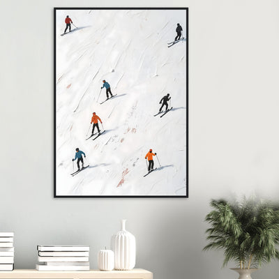 Detailaufnahme Go Skiing im Wohnzimmer, moderne Leinwandkunst mit Skifahrern über dem Sideboard für alpine Gemütlichkeit.