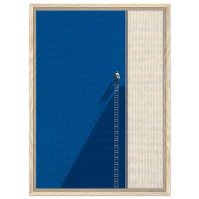 Minimalistisches Poster einer Figur auf einer langen Leiter vor einer hohen blauen und beigen Wand. Leinwand im hellen Holzrahmen.