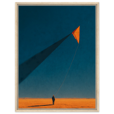 Minimalistisches Poster einer winzigen Figur, die einen Drachen in einer weiten Dünenlandschaft steigen lässt. Skandinavian Interior. 
Leinwand im hellen Holzrahmen.