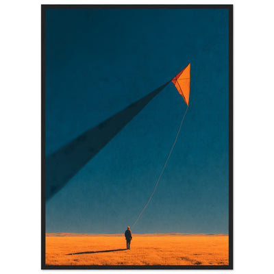 Minimalistisches Poster einer winzigen Figur, die einen Drachen in einer weiten Dünenlandschaft steigen lässt. Skandinavian Interior. 
Poster im schwarzen Holzrahmen.
