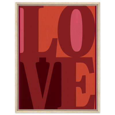 Typografie Bild LOVE im hellen Holzrahmen, warmer Kontrast für moderne Innenräume. 