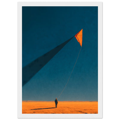Minimalistisches Poster einer winzigen Figur, die einen Drachen in einer weiten Dünenlandschaft steigen lässt. Skandinavian Interior. 
Poster im weißen Holzrahmen.