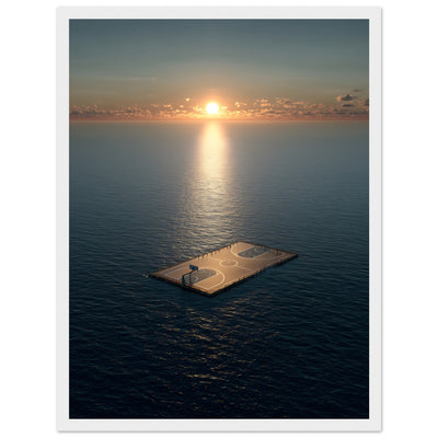 Wandbild Ozean-Sonnenuntergang im weißen Rahmen: Die warmen Orange- und Goldtöne der untergehenden Sonne harmonieren mit der schlichten weißen Rahmung. Das Motiv des einsamen Basketballkorbs auf dem Wasser wirkt minimalistisch und beruhigend.