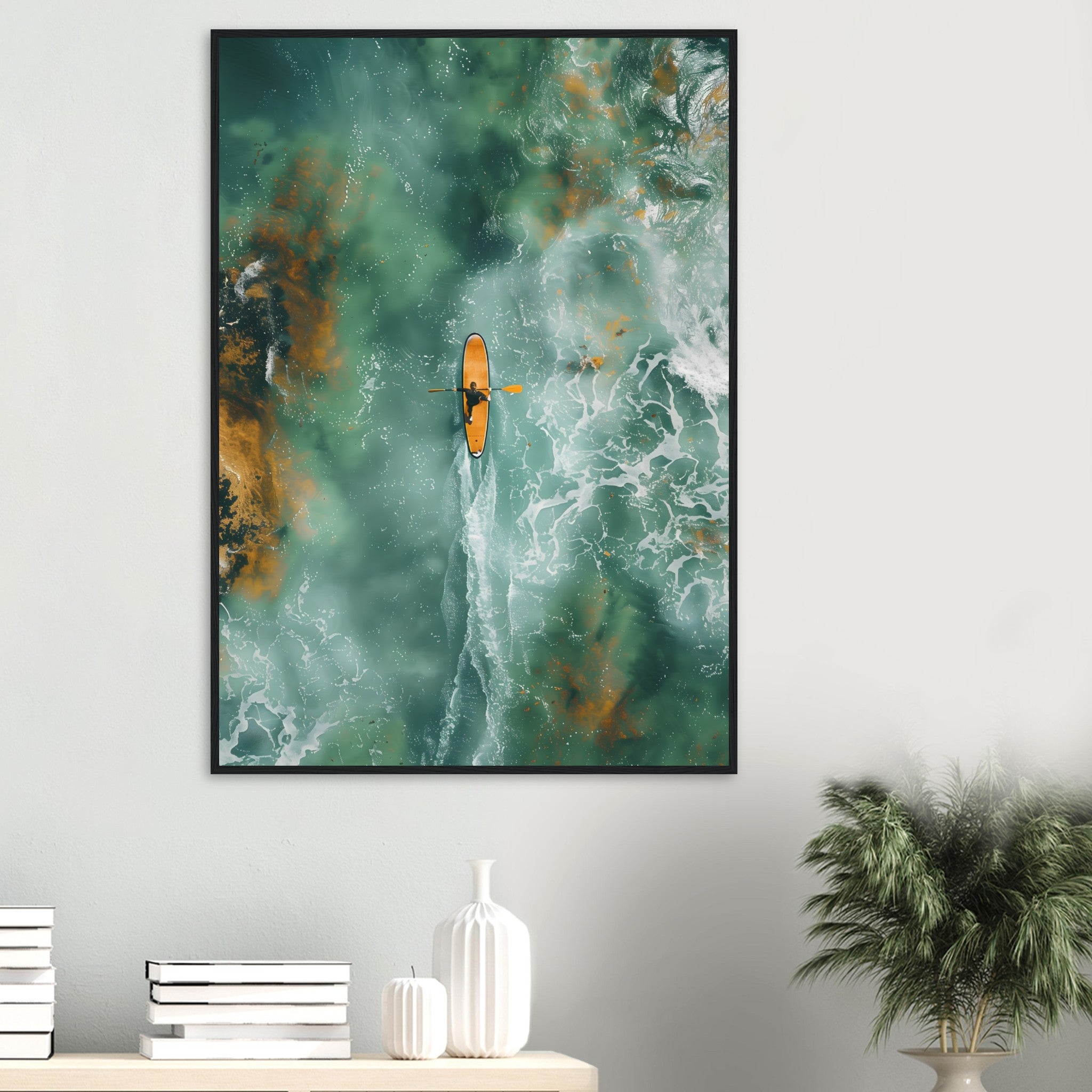 Gerahmtes SUP Wandbild als Wohnzimmer Deko über Sofa, mit Holzrahmen. Deko im Wohnzimmer